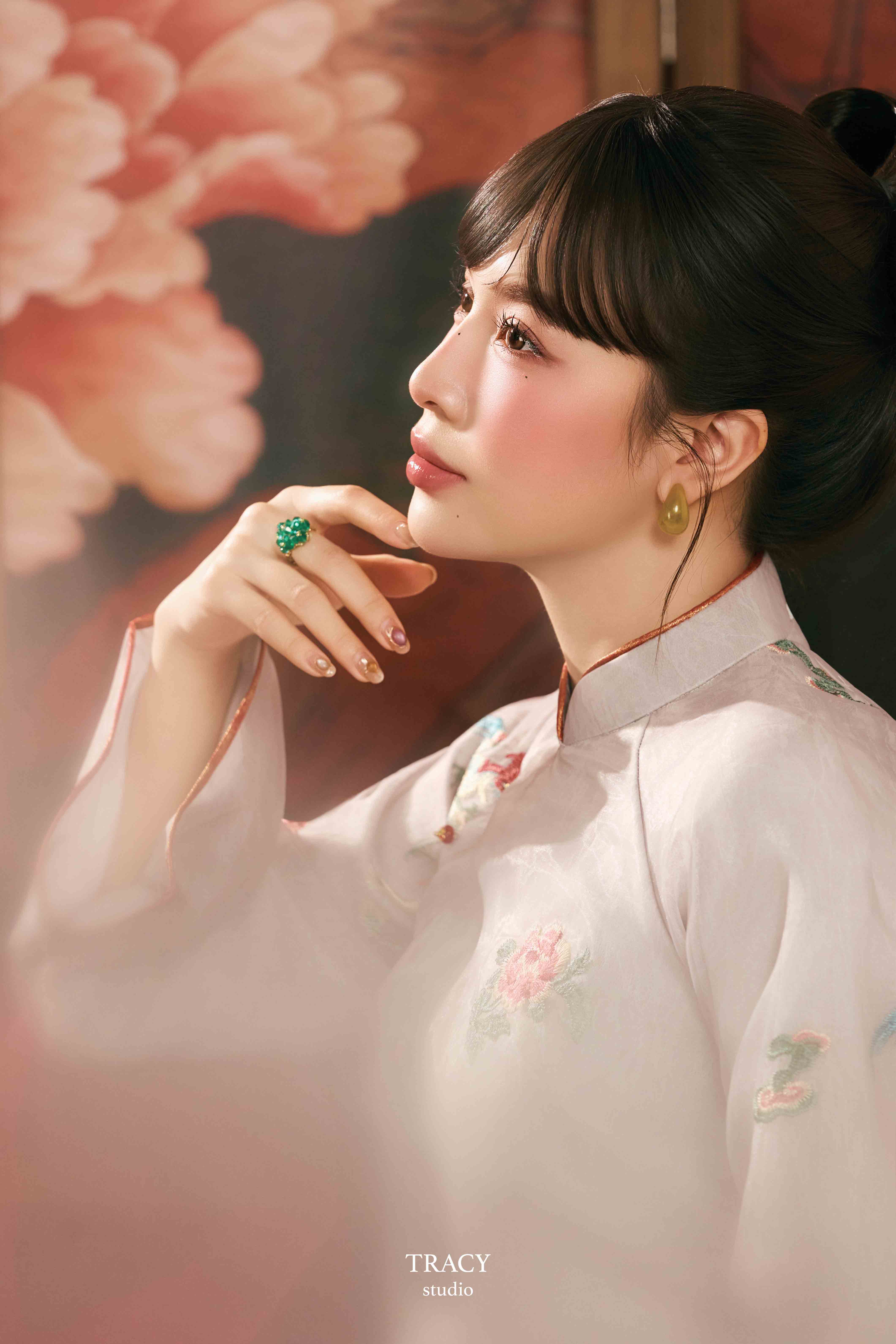 frontend/img/gallery/anh-tet-yem-ao-dai/tracy-studio-chup-concept-ao-dai-trinh-pham (6).jpg